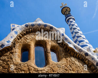 Barcelone, Espagne - CIRCA MAI 2018 : pavillon d'entrée du Parc Güel. Parc Güell est un parc public système composé de jardins et d'éléments architectoniques Banque D'Images