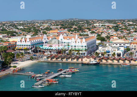 Ville et vue sur le port d'un navire de croisière, Oranjestad, Aruba, les îles ABC sous le vent, Antilles, Caraïbes Banque D'Images