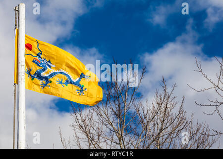 Drapeau chinois dragon survolant le Bunkhouse chinois au chantier naval Britannia du patrimoine à Steveston en Colombie-Britannique Banque D'Images