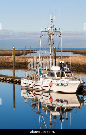 Bateaux de pêche commerciale à quai dans un étroit d'entrée de marée appelé Scotch étang près de Steveston en Colombie-Britannique Banque D'Images