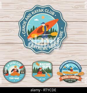 Ensemble de canot et kayak club insignes vecteur. Concept pour patch, shirt, impression, stamp ou tee. Vintage design avec vue sur la montagne, la rivière, la forêt et la kayakiste silhouette. Eau extrême sport kayak patches Illustration de Vecteur