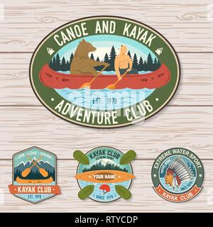 Ensemble de canot et kayak club insignes vecteur. Concept pour patch, shirt, impression, stamp ou tee. Vintage design avec vue sur la montagne, la rivière, le kayakiste amérindien et silhouette. Eau extrême sport kayak patches Illustration de Vecteur