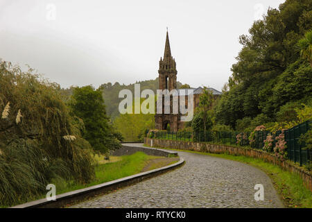 Ancienne chapelle néo-gothique de près de Povoação lagon. 'Chapelle de Nossa Senhora das Vitórias" à Furnas S.Miguel Açores Portugal dans l'île Banque D'Images