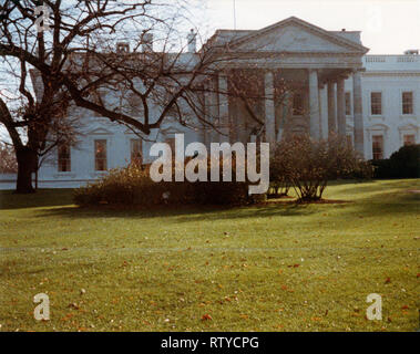 Février 1985 vintage photo, vue de la Maison Blanche à Washington, DC, avec un camion benne dépose de la maison de Garland. SOURCE : photographie originale Banque D'Images