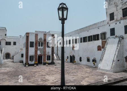 Une photo d'un lampadaire dans la cour de l'ancien château d'esclaves à Elmina. Banque D'Images