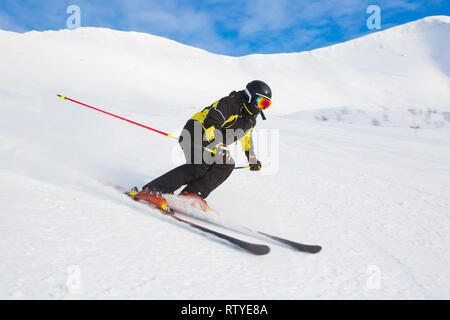 Athlète professionnel formation skieur la course de ski alpin super g sur pente dans les montagnes d'hiver aux beaux jours Banque D'Images