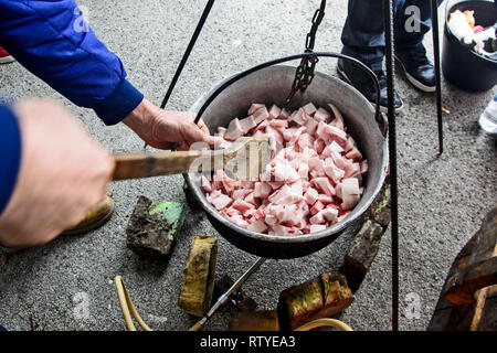 La façon traditionnelle d'obtenir la graisse de porc dans la vasque. Banque D'Images