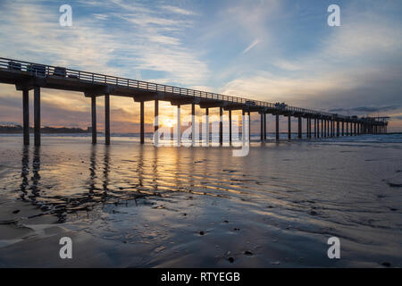 Vue du coucher de soleil au Scripps Pier et La Jolla Shores Beach de la plage avec terrasse bien reflétée dans le sable. La Jolla, San Diego, California, USA Banque D'Images