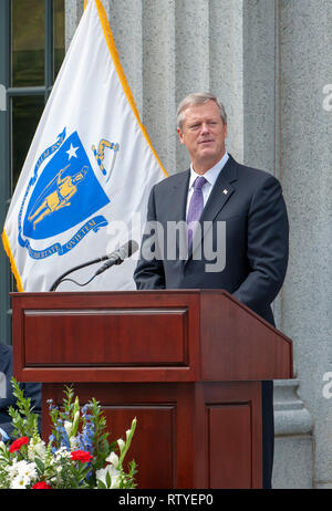 Gouverneur Charlie Baker s'exprimant à l'ouverture de Hancock Adams commun dans Quincy, Massachusetts. Banque D'Images