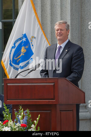 Gouverneur Charlie Baker s'exprimant à l'ouverture de Hancock Adams commun dans Quincy, Massachusetts. Banque D'Images