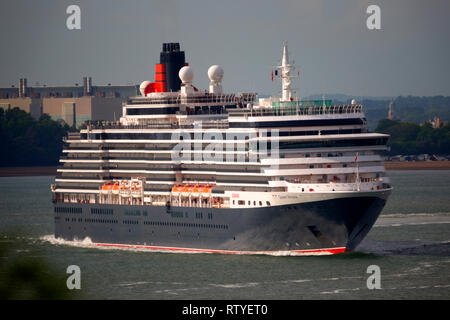 Luxe, luxe, voyage, mariage, lune de miel, suite, la pollution, la reine Victoria de croisière quitte Southampton passant Cowes Ile de Wight Angleterre U Banque D'Images