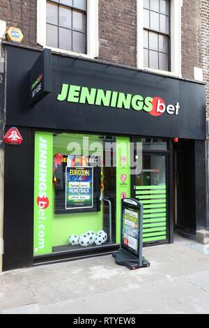 Londres, UK - 7 juillet 2016 : Les paris sportifs boutique Jennings Bet à Londres. Jennings a pari bookmaker 100 magasins au Royaume-Uni. Banque D'Images