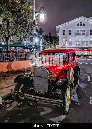 CELEBRATION, en Floride, USA - DÉCEMBRE, 2018 : Belle rouge Vintage ancienne dans la rue Banque D'Images