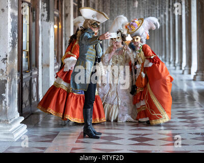 Un groupe de dames à la fête des masques de Venise ayant un groupe photographie prise avec un téléphone mobile Europe Italie Venise Banque D'Images