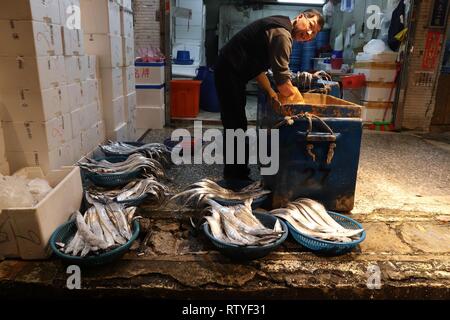 KEELUNG, TAÏWAN - 22 NOVEMBRE 2018 : vendeur prépare du poisson au célèbre Kanziding Marché de poisson de Keelung, Taïwan. Banque D'Images