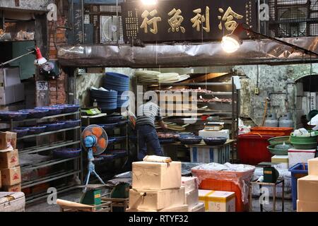 KEELUNG, TAÏWAN - 22 NOVEMBRE 2018 : vendeur prépare à Kanziding squid célèbre marché au poisson de Keelung, Taïwan. Banque D'Images