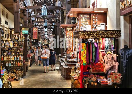 Dubaï, Émirats arabes unis - le 23 novembre 2017 : Les gens magasinent à Souk Madinat Jumeirah à Dubai. Le style arabe traditionnel bazar est partie de Madinat Jumeirah resort. Banque D'Images