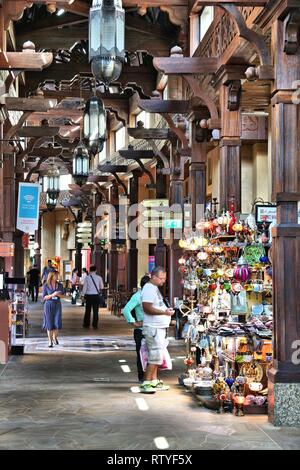 Dubaï, Émirats arabes unis - le 23 novembre 2017 : Les gens magasinent à Souk Madinat Jumeirah à Dubai. Le style arabe traditionnel bazar est partie de Madinat Jumeirah resort. Banque D'Images