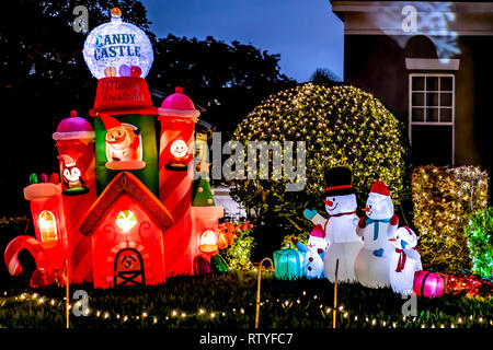 CELEBRATION, Floride, Etats-Unis - Décembre 2018 : Célébration de Noël Maison décorée à la ville. Maison Front orné de lumières de Noël, près d'Orlando Banque D'Images