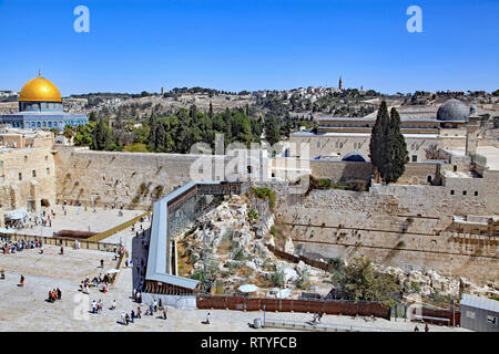 Jérusalem - Octobre 2011 : Aperçu du Mont du Temple et les fouilles archeologiques en dehors du Mur occidental, avec la rampe menant jusqu'à la Coupole Banque D'Images