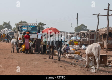 Une photo du vendeur de vente de divers produits (y compris le bétail, comme les chevaux et les ânes) à Bolgatanga (Bolga, Ghana, Afrique de l'Ouest Banque D'Images