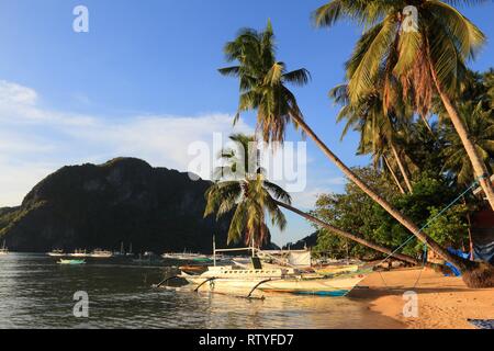 Philippines - paysage plage Corong Corong à El Nido, Palawan island. Coucher du soleil la lumière. Banque D'Images