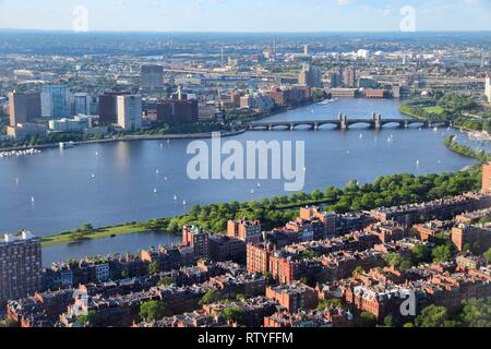 Boston, Massachusetts aux États-Unis. Vue aérienne de la ville avec Charles River. Banque D'Images