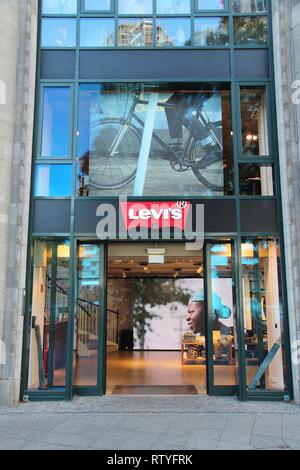 BERLIN, ALLEMAGNE - 27 août 2014 : Levi's store à la mode (Ku'Damm) Avenue de Berlin. Levi Strauss & Co est une marque de denim avec 2 800 magasins dans le monde entier. Banque D'Images