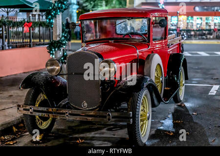 Belle vieille voiture rouge Vintage dans les rues Banque D'Images