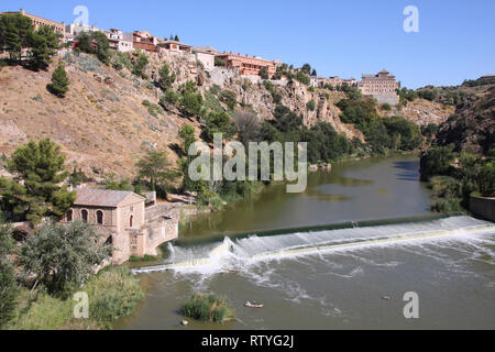 Rues de la région de Tolède, en Espagne avec le Tage. La vieille ville est un patrimoine mondial de l'UNESCO. Banque D'Images