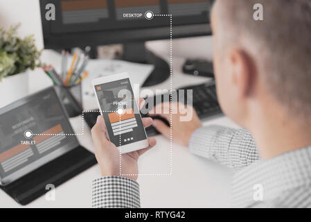Web designer, programmeur travaillant avec modèle responsive web. Plusieurs appareils sur 24. Banque D'Images