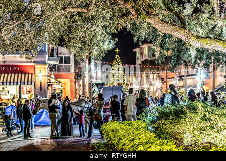 CELEBRATION, en Floride, USA - DÉCEMBRE, 2018 : de belles lumières de Noël et la neige lors de Célébration Ville. Banque D'Images