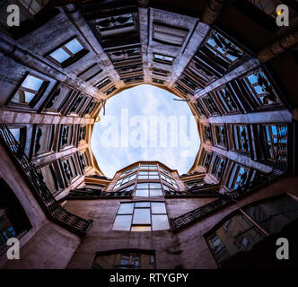 Barcelone, Espagne - CIRCA MAI 2018 : vue de l'intérieur de l'atrium à La Pedrera, également connu comme la Casa Mila ou la carrière de pierres. Un célèbre bâtiment dans le ce Banque D'Images