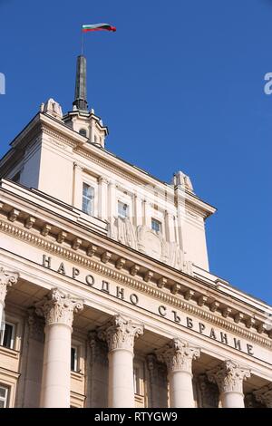 Sofia, Bulgarie - Largo bâtiment. Siège du Parlement bulgare monocaméral (Assemblée Nationale de Bulgarie). Exemple de l'Arkien classicisme socialiste Banque D'Images