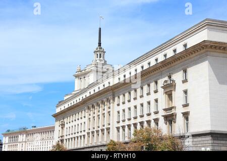 Sofia, Bulgarie - Largo bâtiment. Siège du Parlement bulgare monocaméral (Assemblée Nationale de Bulgarie). Exemple de l'Arkien classicisme socialiste Banque D'Images