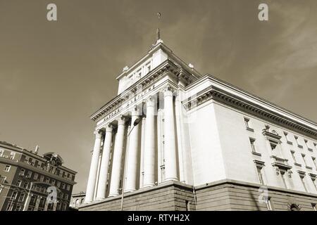 Sofia, Bulgarie - Largo bâtiment. Siège du Parlement bulgare monocaméral (Assemblée Nationale de Bulgarie). Exemple de l'Arkien classicisme socialiste Banque D'Images