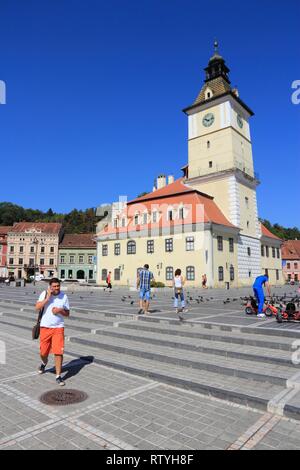 BRASOV, Roumanie - 21 août 2012 : les touristes à flâner place principale de Brasov, Roumanie. Brasov est une destination touristique populaire avec 581 983 arrivées en Banque D'Images