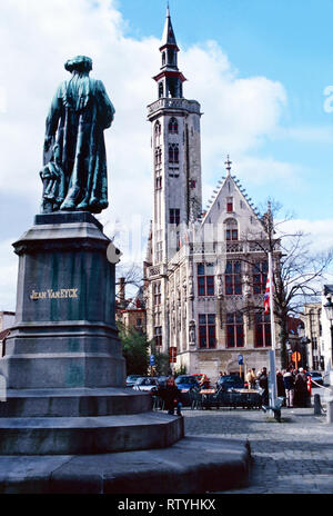 Statue de Jan Van Eyck,background,maison bourgeoise Brugge,Belgique Banque D'Images