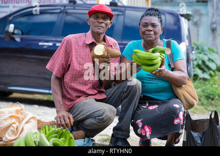 St Elizabeth / Jamaïque - Février 2019 : les agriculteurs locaux de vendre leurs produits dans les rues de Balaclava, St Elizabeth, Jamaïque Banque D'Images