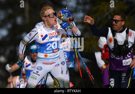 Seefeld, Autriche. 06Th Mar, 2019. Ski nordique : Championnat du monde, cross-country - 50 km départ groupé freestyle, les hommes. Jens Burman (l) à partir de la Suède des boissons. Credit : Hendrik Schmidt/dpa-Zentralbild/dpa/Alamy Live News Banque D'Images