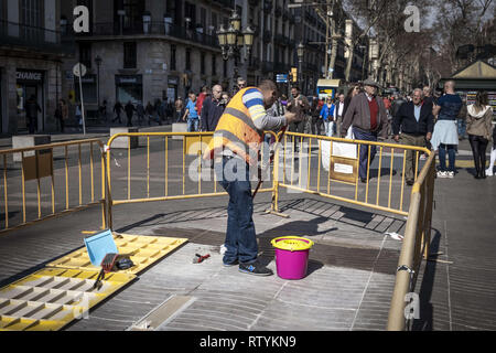 Barcelone, Catalogne, Espagne. 3e Mar, 2019. Un opérateur vu travailler au lieu de mémoire dans le centre de Las Ramblas parmi une foule de piétons. Les travaux d'installation sont en cours à l'emplacement mémorial des victimes de l'attaque terroriste dans le quartier de Las Ramblas de Barcelone le 17 août 2017 lorsqu'un van volontairement envahi le centre de la marche qui a fait de nombreux blessés. Credit : Paco Freire SOPA/Images/ZUMA/Alamy Fil Live News Banque D'Images