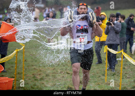 Dorking, UK, 3 mars 2019, maris, amis portent leurs êtres chers pour le sommet de la colline et sur les 380 mètres de course pour une médaille et un fût de bière pendant le UK Femme transportant des championnats qui ont lieu à Dorking, Surry , Royaume-Uni.© Jason Richardson / Alamy Live News. Banque D'Images