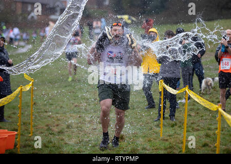 Dorking, UK, 3 mars 2019, maris, amis portent leurs êtres chers pour le sommet de la colline et sur les 380 mètres de course pour une médaille et un fût de bière pendant le UK Femme transportant des championnats qui ont lieu à Dorking, Surry , Royaume-Uni.© Jason Richardson / Alamy Live News. Banque D'Images