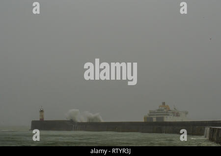 Newlaven, East Sussex, Royaume-Uni. 03ème mars 2019. Vent de la tempête Freya fouette des vagues le long du manteau sud de l'Angleterre. Le ferry Transmanche quitte l'entrée du port. Banque D'Images