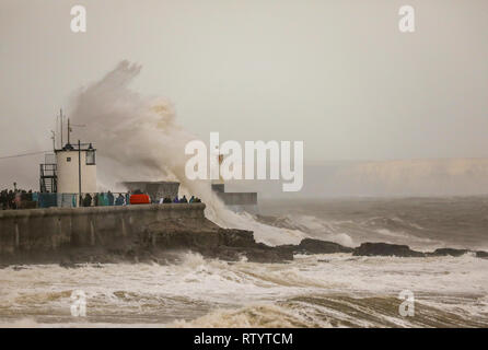 Porthcawl, UK. 3 mars, 2019. D'énormes vagues de tempête Freya batter Porthcawl mer.Met Office a émis un avertissement jaune pour beaucoup de pays de Galles et l'ouest de l'Angleterre de s'attendre à des rafales de vent de plus de 60mph. Credit : Haydn Denman/Alamy Live News Banque D'Images