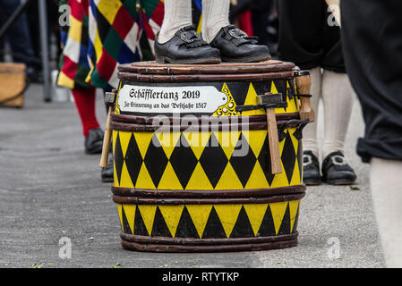 Munich, Bavière, Allemagne. 3e Mar, 2019. Un tonneau avec les couleurs de Munich. Hommage à une tradition qui remonte à la peste de 1517 de Munich, le Schaeffler (Barrelmakers) assembler seulement tous les sept ans au cours de Fasching portant des manteaux rouges traditionnels, pantalon noir, et bas blancs, portant leurs danses à différents coins de la ville. Credit : ZUMA Press, Inc./Alamy Live News Banque D'Images
