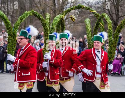 Munich, Bavière, Allemagne. 3e Mar, 2019. Hommage à une tradition qui remonte à la peste de 1517 de Munich, le Schaeffler (Barrelmakers) assembler seulement tous les sept ans au cours de Fasching portant des manteaux rouges traditionnels, pantalon noir, et bas blancs, portant leurs danses à différents coins de la ville. Credit : ZUMA Press, Inc./Alamy Live News Banque D'Images