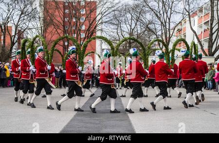 Munich, Bavière, Allemagne. 3e Mar, 2019. Hommage à une tradition qui remonte à la peste de 1517 de Munich, le Schaeffler (Barrelmakers) assembler seulement tous les sept ans au cours de Fasching portant des manteaux rouges traditionnels, pantalon noir, et bas blancs, portant leurs danses à différents coins de la ville. Credit : ZUMA Press, Inc./Alamy Live News Banque D'Images