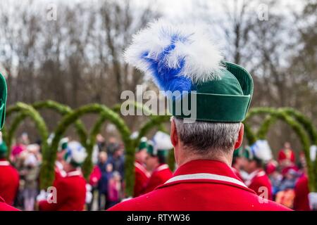 Munich, Bavière, Allemagne. 3e Mar, 2019. Hommage à une tradition qui remonte à la peste de 1517 de Munich, le Schaeffler (Barrelmakers) assembler seulement tous les sept ans au cours de Fasching portant des manteaux rouges traditionnels, pantalon noir, et bas blancs, portant leurs danses à différents coins de la ville. Credit : ZUMA Press, Inc./Alamy Live News Banque D'Images