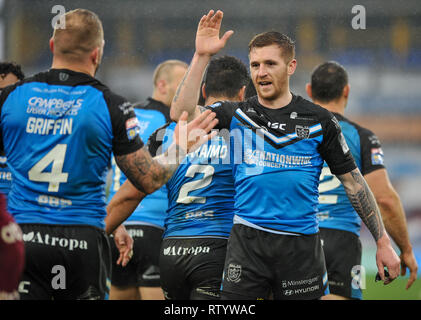 Huddersfield, UK. Le 3 mars 2019. John Smiths Stadium, Huddersfield, Angleterre ; Rugby League Super League Betfred, Huddersfield Giants vs Hull FC ; Marc Sneyd félicite Josh Griffin sur son essai. Crédit : Dean Dean Williams Williams/Alamy Live News Banque D'Images